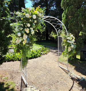 Wedding ceremony flowers, Wedding arch flowers at Como House Melbourne. Flowers for Melbourne weddings. Wedding ceremony and reception flowers n